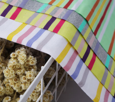 Un buon prezzo. Tessuti a maglia a strisce naturali e traspiranti per indossare per il tempo libero in linea