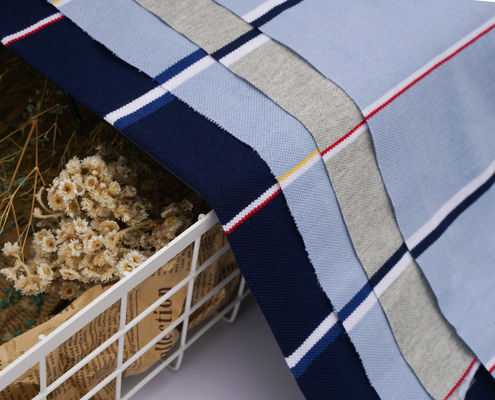 Un buon prezzo. Tessuto a maglia a strisce croccante e resistente all'usura, anti-rughe, per magliette in linea