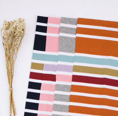 Un buon prezzo. Tessuto a maglia a righe sano, confortevole e traspirante per T-shirt in linea