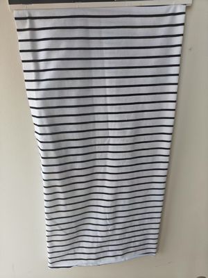 Un buon prezzo. Tessuto a righe traspirante e confortevole, non facile da sbiadire, per T-shirt in linea