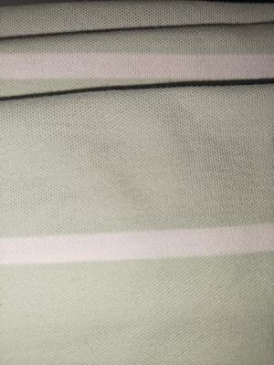 Un buon prezzo. Tessuto a strisce resistente all'usura, antirughe e rinfrescante per polo in linea