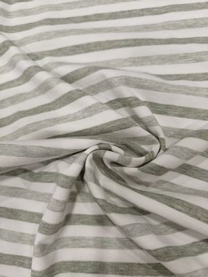 Un buon prezzo. Tessuto a maglia a righe di alta qualità, delicato sulla pelle e confortevole, per T-shirt in linea